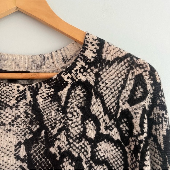 Aqua 100% Cashmere Snakeskin Print Crewneck Sweater Size Medium NWT - Picture 3 of 10